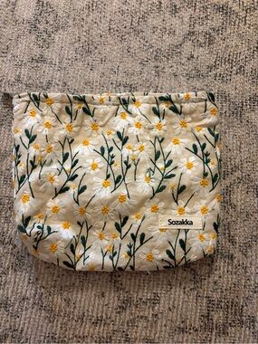 Sozakka Floral Embroidered Pouch — Cream with White & Yellow Daisies